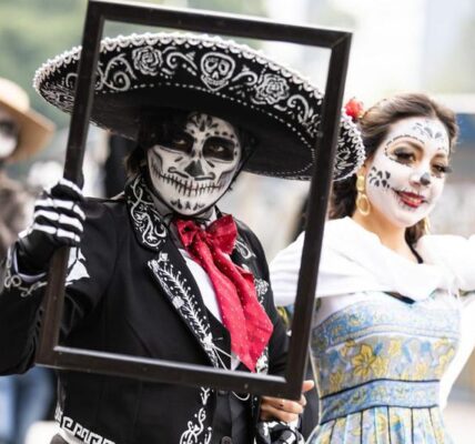 (Multimedia) Algarabía, color y tradición llenan las calles de Ciudad de México en honor a sus muertos 2 20 3 2