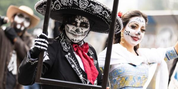 (Multimedia) Algarabía, color y tradición llenan las calles de Ciudad de México en honor a sus muertos 15 20 3 2