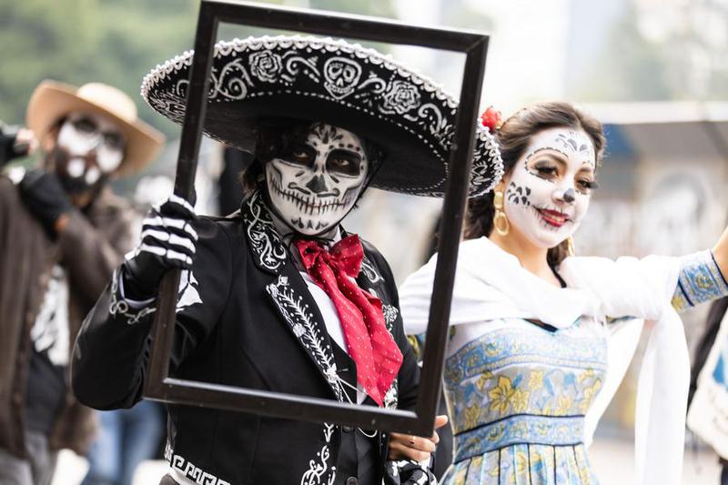 (Multimedia) Algarabía, color y tradición llenan las calles de Ciudad de México en honor a sus muertos 1 20 3 2