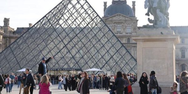 (Multimedia) Fuga de agua en el Louvre daña cientos de libros 13 30 8