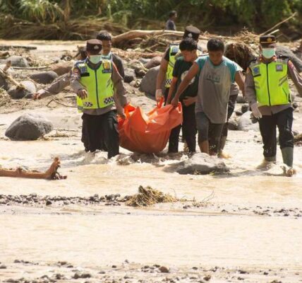 (Multimedia) Asciende a 961 cifra de muertos por inundaciones y deslizamientos de tierra en Indonesia, se intensifican labores de socorro 3 34 6