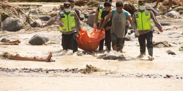 (Multimedia) Asciende a 961 cifra de muertos por inundaciones y deslizamientos de tierra en Indonesia, se intensifican labores de socorro 16 34 6