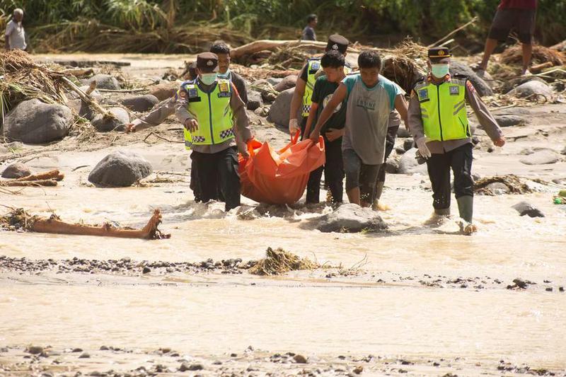 (Multimedia) Asciende a 961 cifra de muertos por inundaciones y deslizamientos de tierra en Indonesia, se intensifican labores de socorro 1 34 6