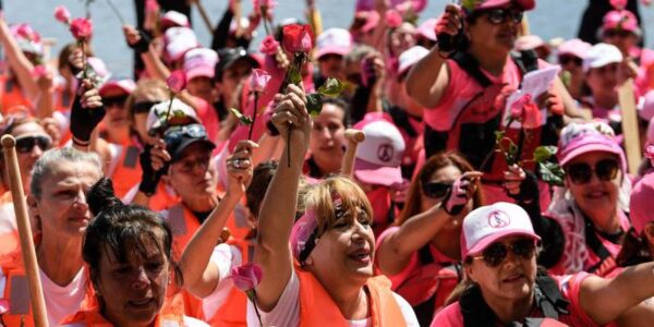 (Multimedia) Especial: Mujeres remadoras latinoamericanas compiten en botes de dragón para rehabilitarse del cáncer 13 38 7