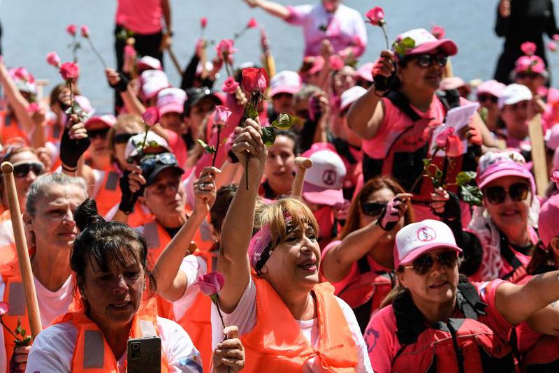 (Multimedia) Especial: Mujeres remadoras latinoamericanas compiten en botes de dragón para rehabilitarse del cáncer 1 38 7