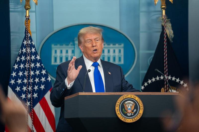 (Multimedia) Trump dice que planea imponer aranceles adicionales del 10 % a Canadá por polémica publicitaria 1 42 5