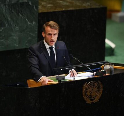 El presidente francés, Emmanuel Macron, habla durante la Conferencia Internacional de Alto Nivel para la Solución Pacífica de la Cuestión de Palestina y la Implementación de la Solución de dos Estados, en la sede de la Organización de las Naciones Unidas (ONU), en Nueva York, el 22 de septiembre de 2025. (Xinhua/Li Rui)