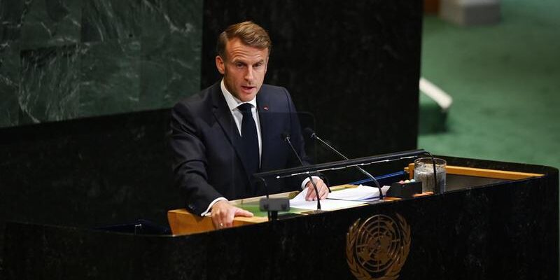 El presidente francés, Emmanuel Macron, habla durante la Conferencia Internacional de Alto Nivel para la Solución Pacífica de la Cuestión de Palestina y la Implementación de la Solución de dos Estados, en la sede de la Organización de las Naciones Unidas (ONU), en Nueva York, el 22 de septiembre de 2025. (Xinhua/Li Rui)