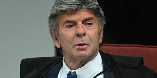 (Multimedia) Juez de la Corte Suprema de Brasil abre divergencia y vota por absolución de expresidente Bolsonaro 16 8 4 1