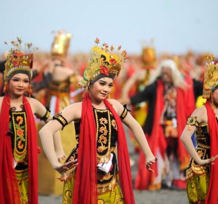 Asia Album: Traditional Gandrung dance in Indonesia 6 8 4 2