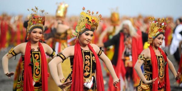 Asia Album: Traditional Gandrung dance in Indonesia 16 8 4 2