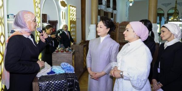Peng Liyuan charla mientras toma el té y visita una exposición con la esposa del presidente egipcio 13 186 1