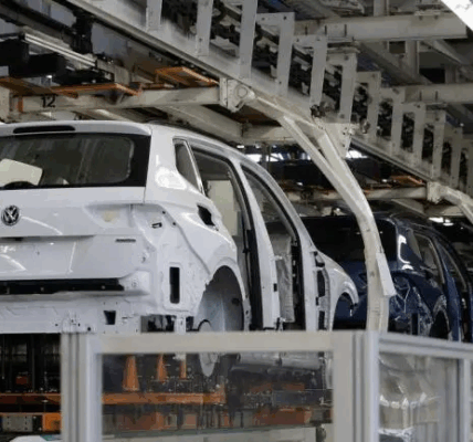 Linea de produccion en una planta ensambladora