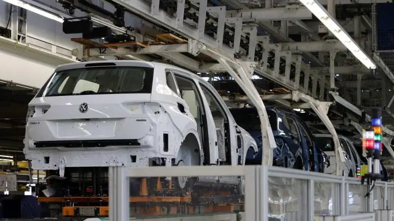 Producción de autos cayó 0.9 % en 2025 ante amenazas arancelarias de EU 1 Linea de produccion en una planta ensambladora