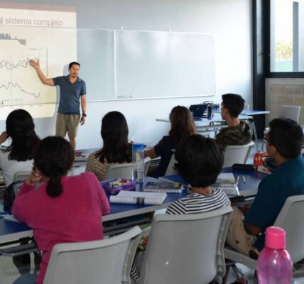 Alumnos de primer ingreso a licenciatura en la UNAM deberán esperar para iniciar clases 2 alumnos de la unam