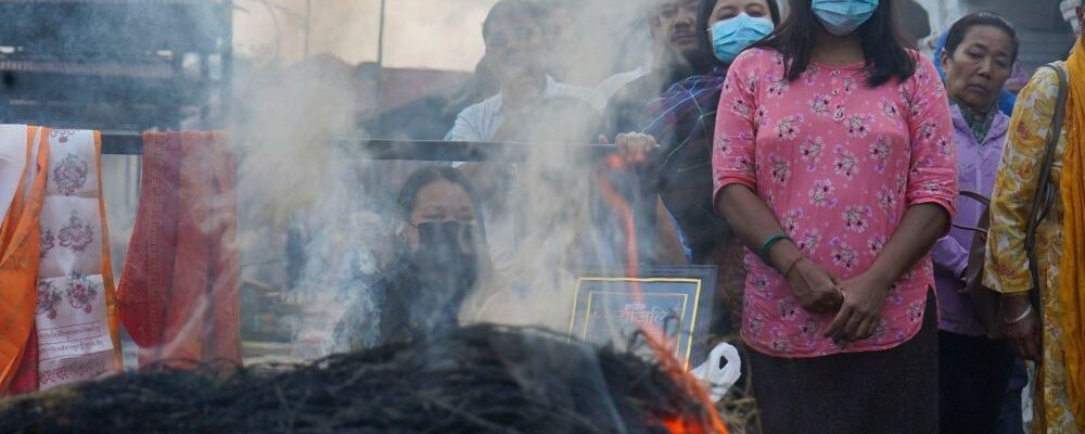 celebran familias funerales sin cuerpos nepal riada 13 1000x428