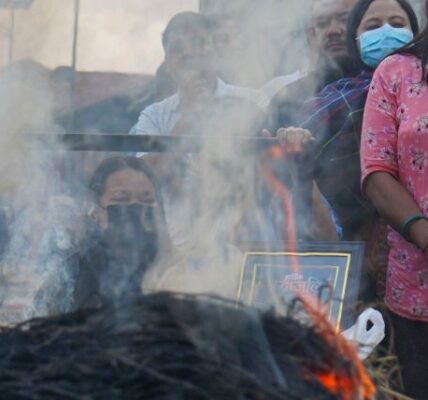 Celebran familias funerales sin cuerpos mientras Nepal busca a miles de desaparecidos 3 celebran familias funerales sin cuerpos nepal riada 13 1000x428