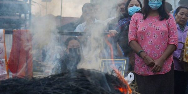 celebran familias funerales sin cuerpos nepal riada 13 1000x428